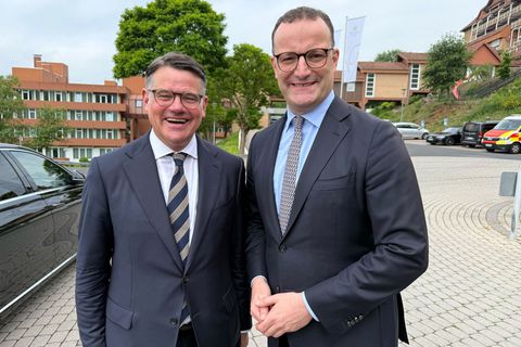 Hessens Ministerpräsident Rhein (CDU, l.) und Unionfraktionschef Spahn stellen sich auf dem Landesparteitag der hessischen CDU h