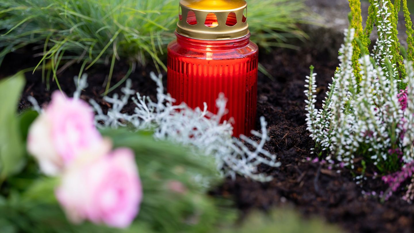 Unbekannte haben Grabschmuck mutwillig zerstört. (Symbolbild) Foto: Sven Hoppe/dpa