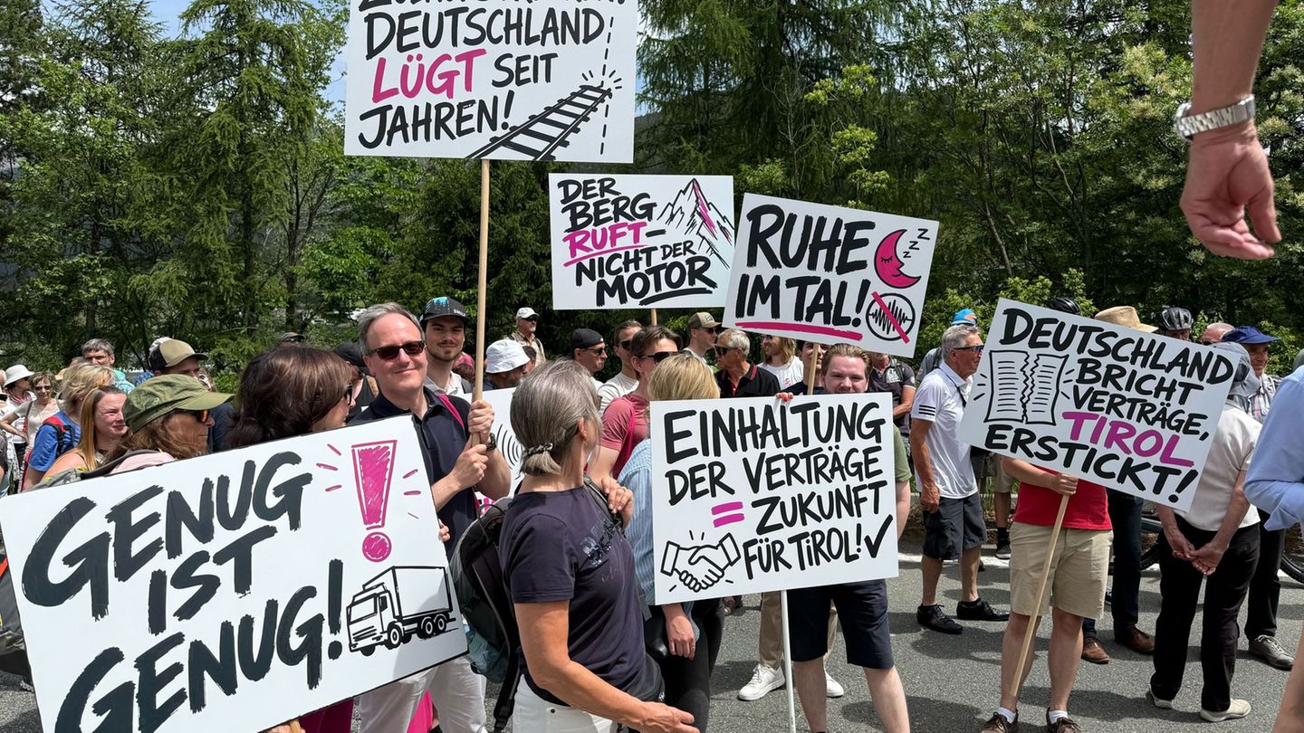 Sperre am Alpen-Pass: Tausende demonstrieren gegen Verkehrsbelastung am Brenner