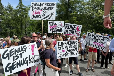 Bei der Demonstration wird auch Kritik an Deutschland geäußert. Foto: Matthias Röder/dpa