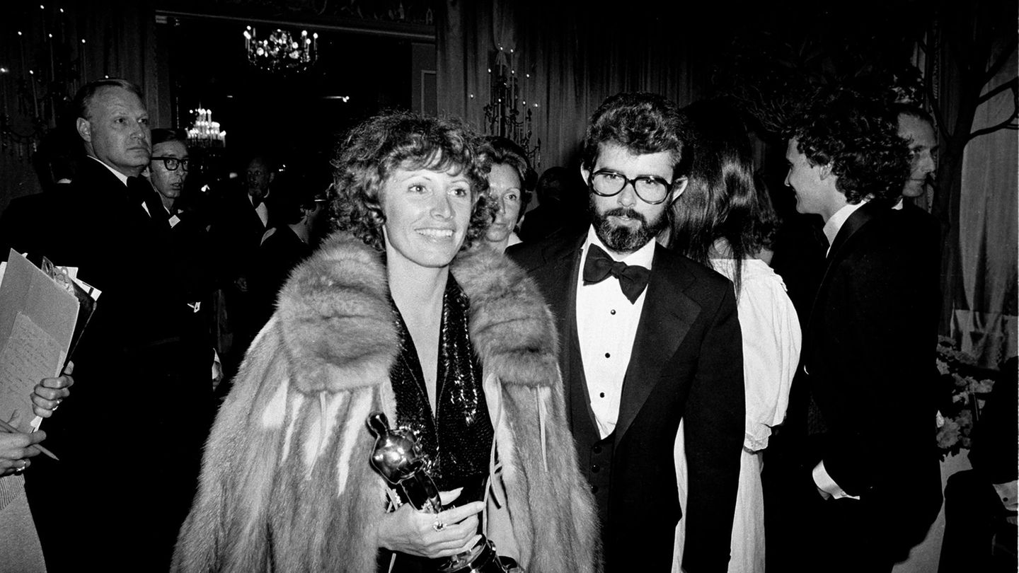 Marcia Lucas, damalige Ehefrau von Regisseur George Lucas (r), trägt ihre Oscar-Statuette am 4. April 1978 zu einer Party nach d