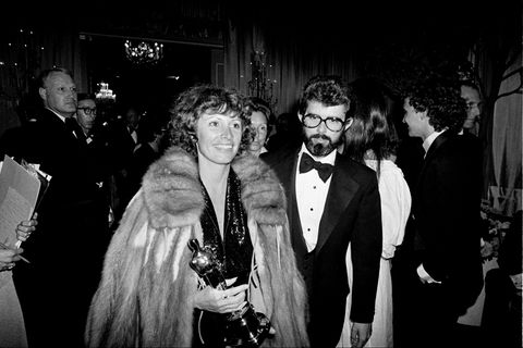 Marcia Lucas, damalige Ehefrau von Regisseur George Lucas (r), trägt ihre Oscar-Statuette am 4. April 1978 zu einer Party nach d