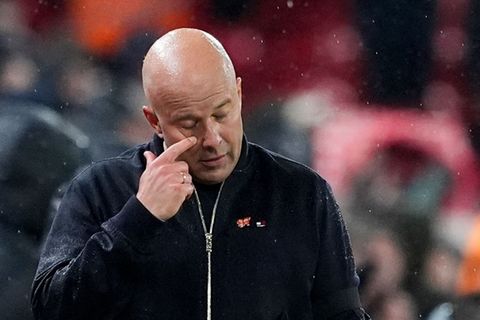 Arne Slot steht als Trainer des FC Liverpool bei Regen auf dem Platz