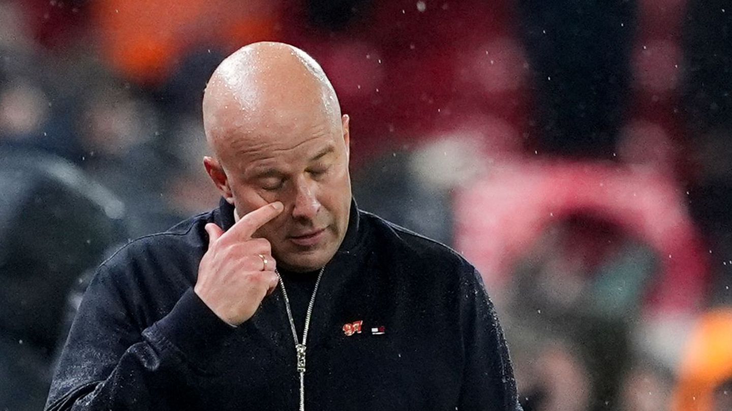Arne Slot steht als Trainer des FC Liverpool bei Regen auf dem Platz