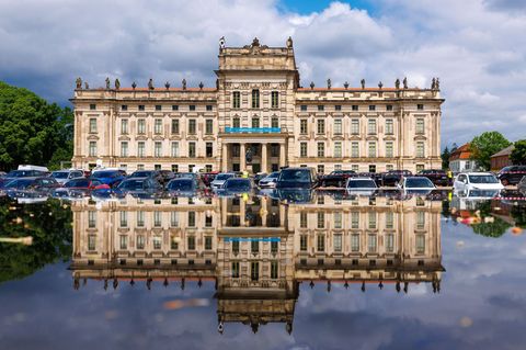 Nach jahrelanger Restaurierung hat das Schloss seine Tore wieder für Besucher geöffnet. Foto: Jens Büttner/dpa