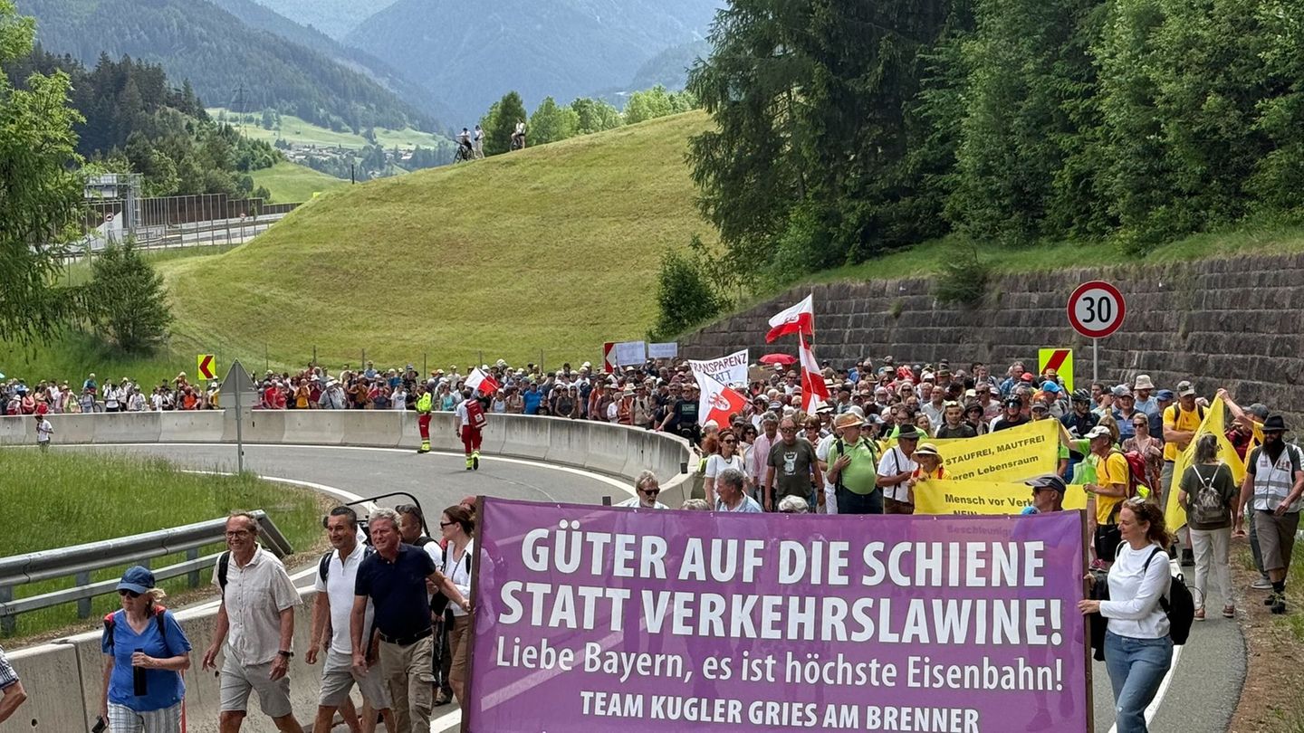 Menschen reisten mit Bahn und Fahrrädern zu dem Protest an. Foto: Matthias Röder/dpa