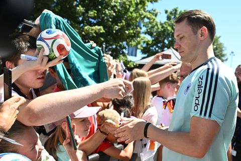 Manuel Neuer schreibt Autogramme für die DFB-Fans. Foto: Federico Gambarini/dpa