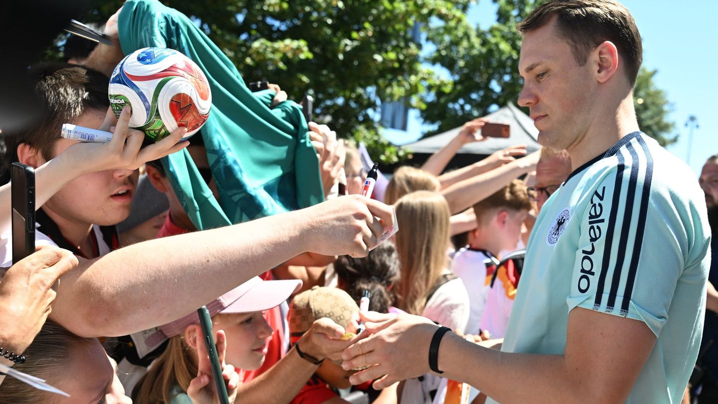 Manuel Neuer schreibt Autogramme für die DFB-Fans. Foto: Federico Gambarini/dpa