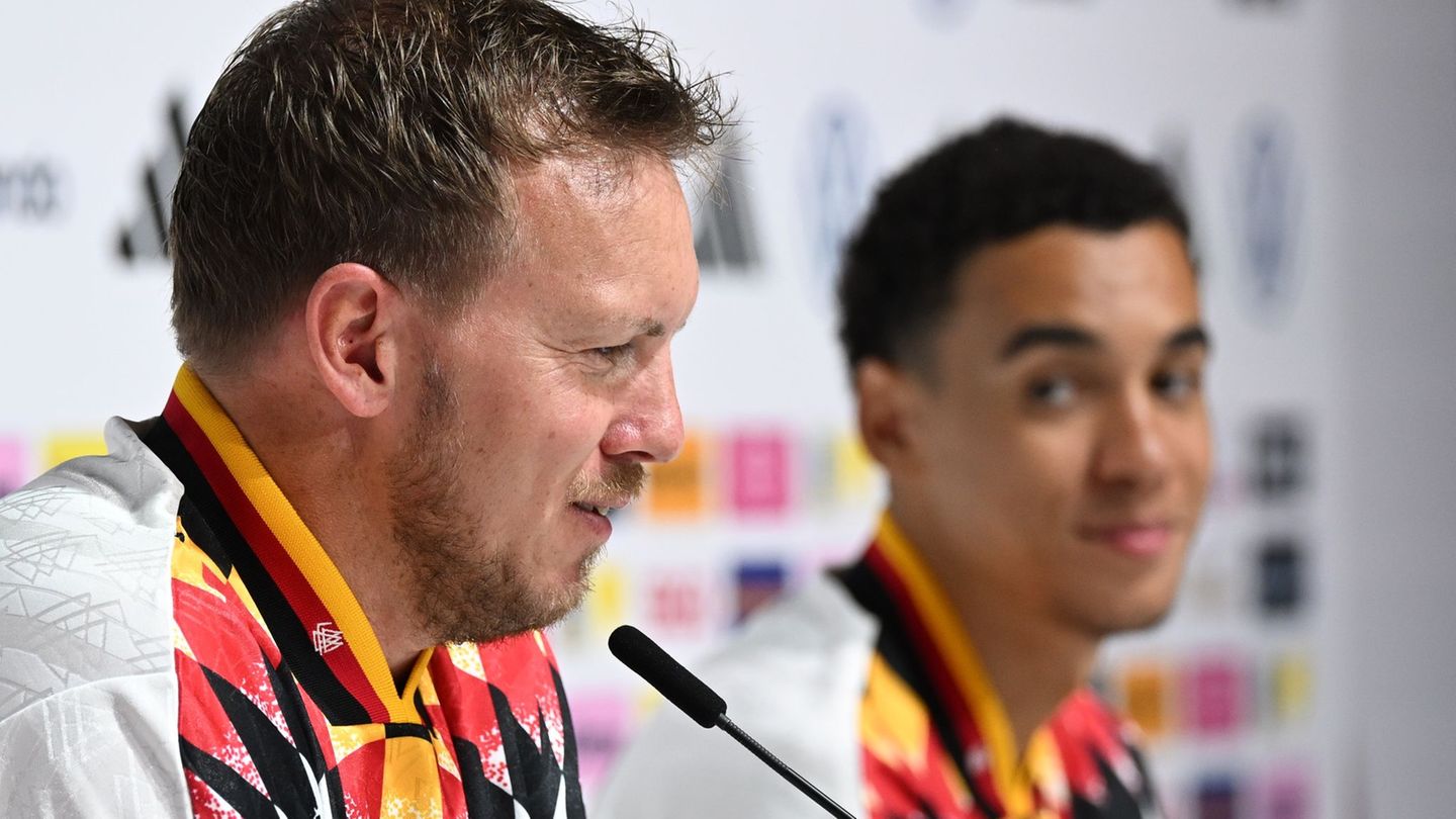 Julian Nagelsmann (l.) und Jamal Musiala (r.) sprechen bei der DFB-Pressekonferenz. Foto: Federico Gambarini/dpa