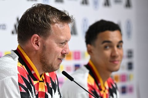 Julian Nagelsmann (l.) und Jamal Musiala (r.) sprechen bei der DFB-Pressekonferenz. Foto: Federico Gambarini/dpa