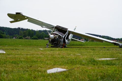 Das Ultraleichtflugzeug ist kurz nach dem Start abgestürzt. Foto: Braun/swd-medien/dpa