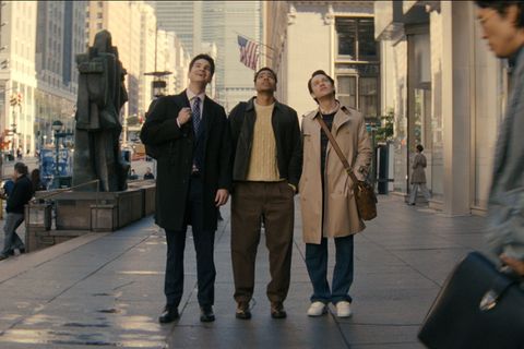Tatort Manhattan: Der tapsige Davis (Will Angus, links), Medizinstudent und Möchtegern-Schauspieler Kel (Nicholas Duvernay, zweiter von links) sowie Reichensöhnchen Josh (Jack Martin), der Journalist werden will, leben Tür an Tür mit einer weiblichen Zweier-WG. Fünf junge Menschen sind das Ensemble der Gen-Z-Comedy "Not Suitable For Work".