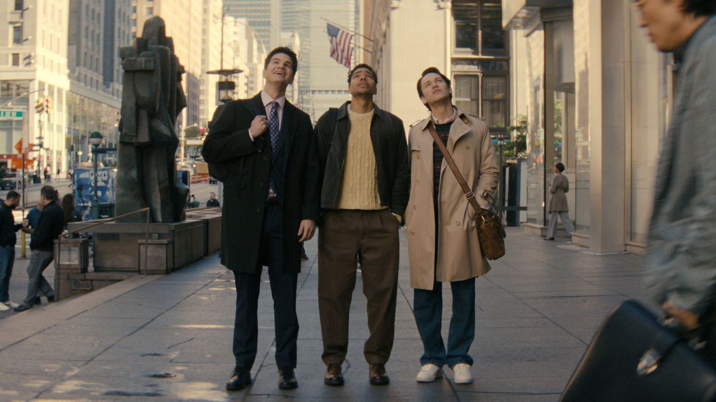 Tatort Manhattan: Der tapsige Davis (Will Angus, links), Medizinstudent und Möchtegern-Schauspieler Kel (Nicholas Duvernay, zweiter von links) sowie Reichensöhnchen Josh (Jack Martin), der Journalist werden will, leben Tür an Tür mit einer weiblichen Zweier-WG. Fünf junge Menschen sind das Ensemble der Gen-Z-Comedy "Not Suitable For Work".