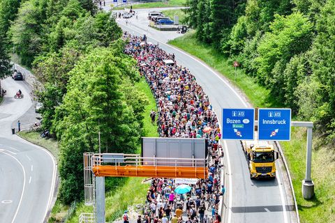 Tausende demonstrierten gegen die Umweltbelastungen durch den Transitverkehr Foto: Jason Tschepljakow/dpa
