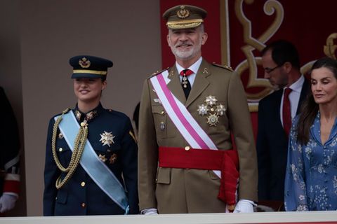 Leonor (li.) mit ihren Eltern in Vigo.