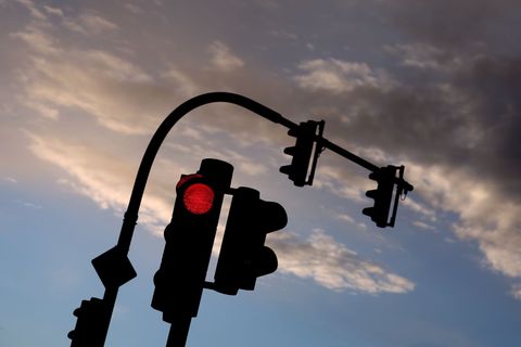 Am Morgen bremst eine betrunkene Autofahrerin nicht rechtzeitig vor dem Rotlicht. (Symbolbild) Foto: Karl-Josef Hildenbrand/dpa