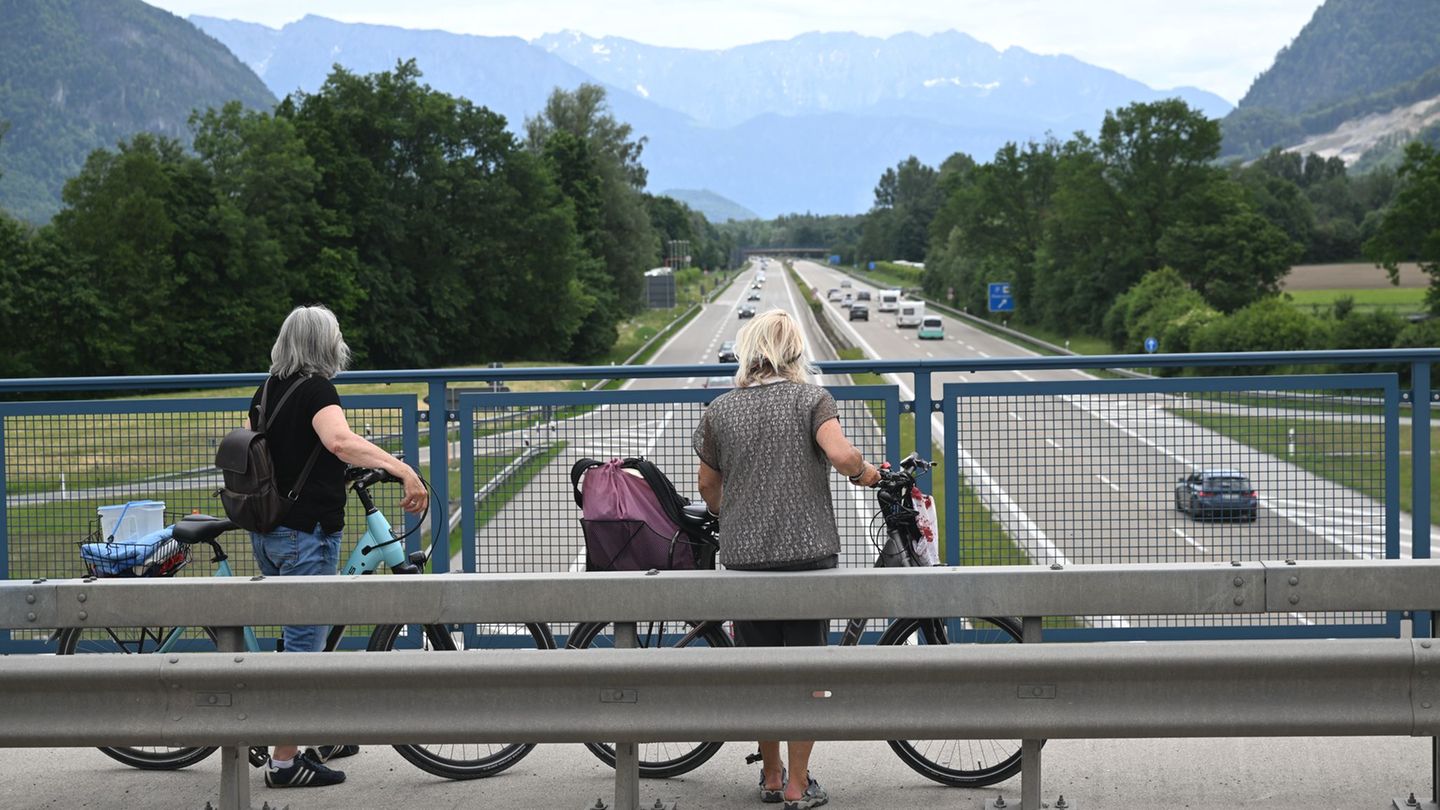 Sogar der Ausflugsverkehr blieb auf den Straßen weitgehend aus. Foto: Felix Hörhager/dpa