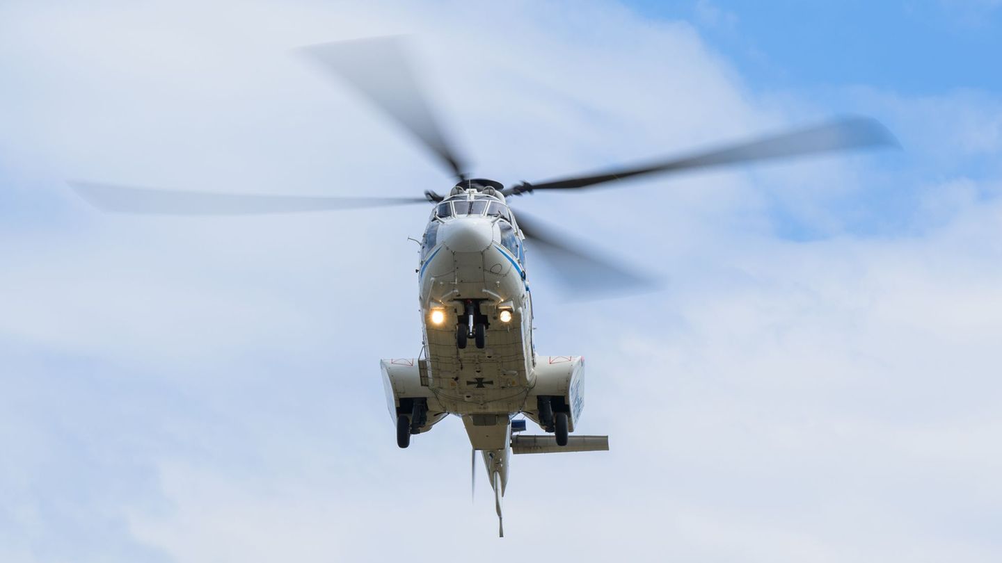 Der weiße Hubschrauber der Flugbereitschaft war am Samstag wegen einer Übung der Luftwaffe häufig über der Bundeshauptstadt zu s
