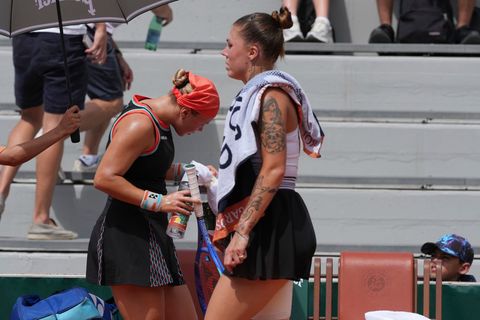 Beim Tennismatch der Russin Diana Schnaider (l) gegen die Ukrainerin Oleksandra Olijnykowa ging es um mehr als nur Sport. Foto: