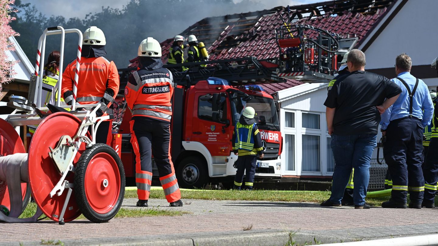 Ein Wohnhausbrand im Landkreis Leer beschäftigt rund 70 Feuerwehrleute. Foto: Lars Penning/dpa