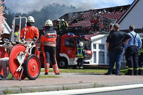 Ein Wohnhausbrand im Landkreis Leer beschäftigt rund 70 Feuerwehrleute. Foto: Lars Penning/dpa