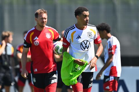Julian Nagelsmann und Jamal Musiala gehen über den Trainingsplatz im DFB-Quartier