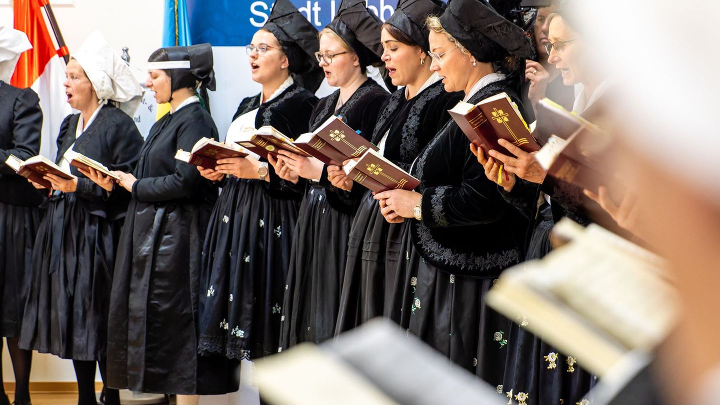 Tradition zum Anziehen: „Tracht des Jahres“ für die Ostersängerinnen aus der Lausitz