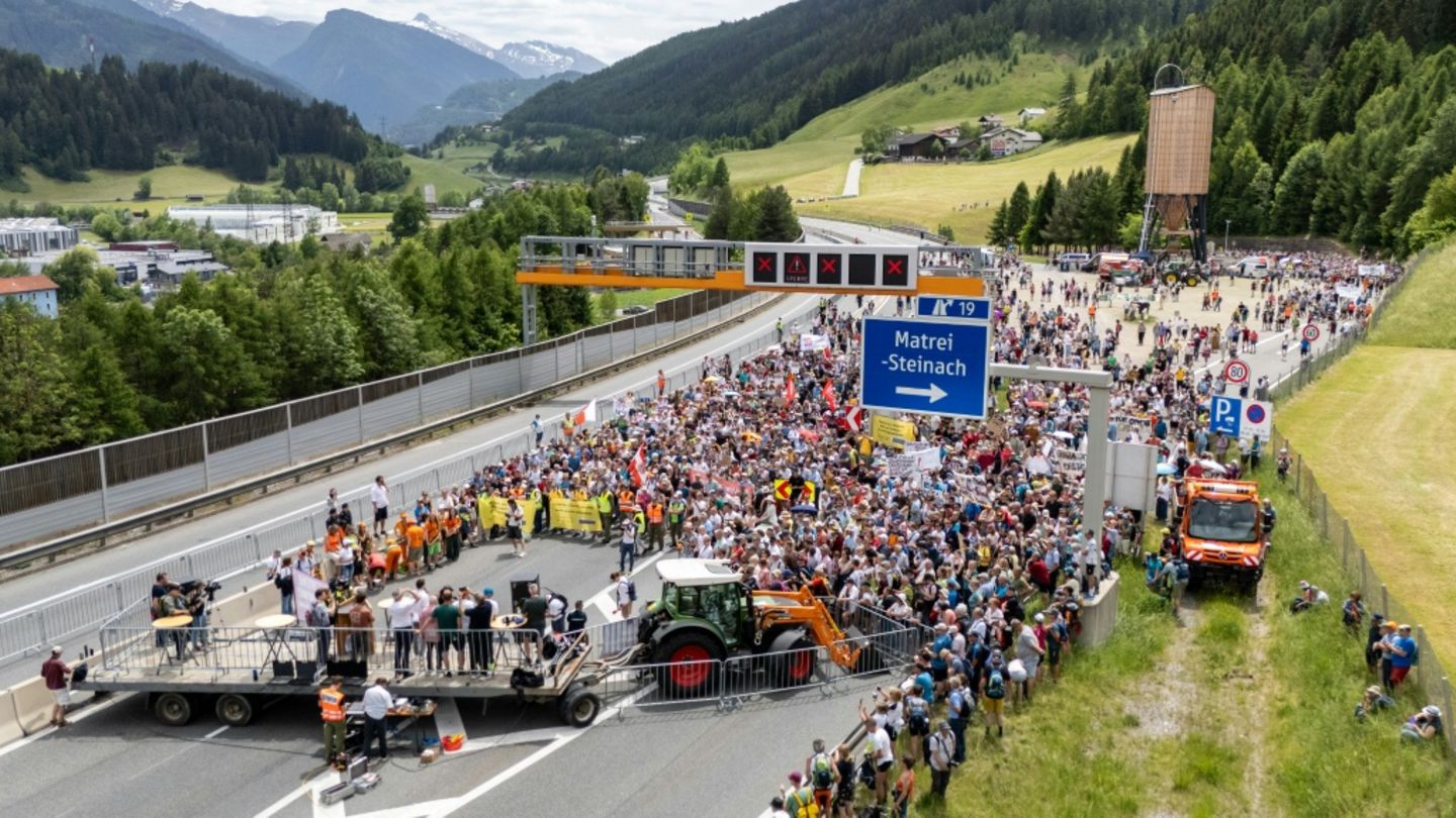 Tausende protestieren am Brenner gegen Verkehrsbelastung - Befürchtetes Chaos bleibt aus