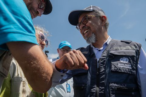Der WHO-Chef besucht den Ebola-Hotspot. Foto: Moses Sawasawa/AP/dpa