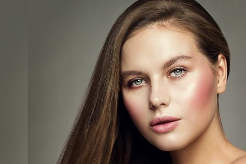 Bei diesem Look darf mit viel und starkem Blush gearbeitet werden.