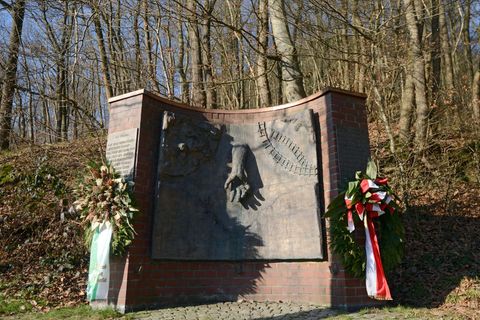 Die beiden gestohlenen Gedenktafeln befanden sich links und rechts der zentralen Tafel des Mahnmals. (Archivbild) Foto: picture