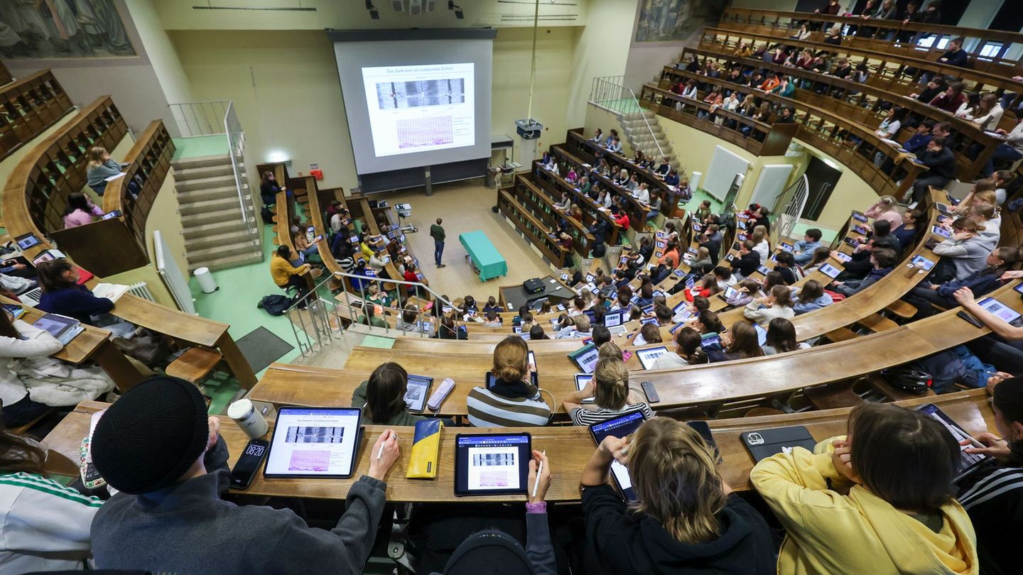 Forschungsministerin Bär (CSU) sieht die Reformpläne in den Regierungsfraktionen nicht mehr unterstützt. (Symbolbild) Foto: Jan
