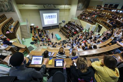 Forschungsministerin Bär (CSU) sieht die Reformpläne in den Regierungsfraktionen nicht mehr unterstützt. (Symbolbild) Foto: Jan