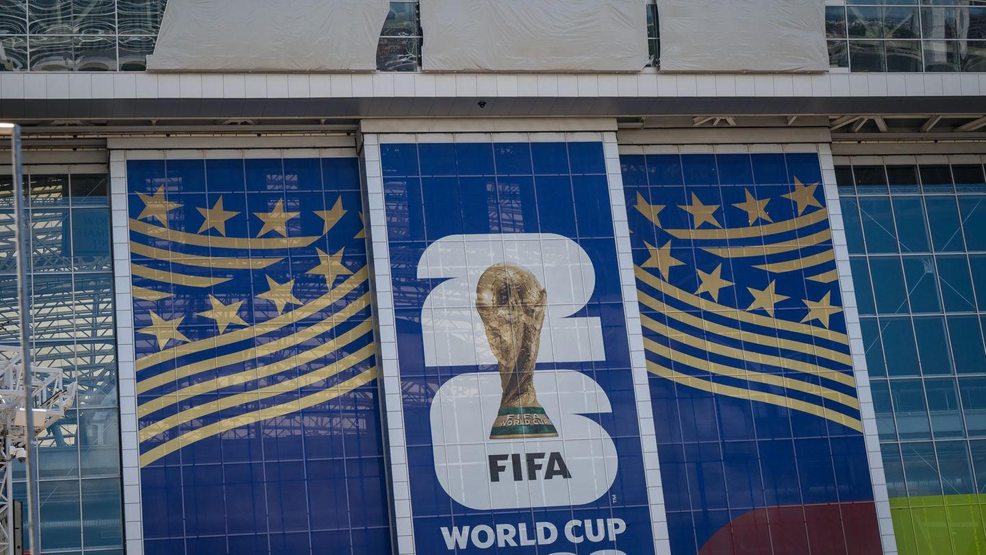 Die Zeitverschiebung verlangt deutschen Fußball-Fans einiges ab. Foto: Jessica Tobias/AP/dpa