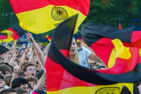 Ob deutsche Fans Grund zum Jubeln haben, wird sich zeigen (Symbolbild) Foto: Andreas Arnold/dpa