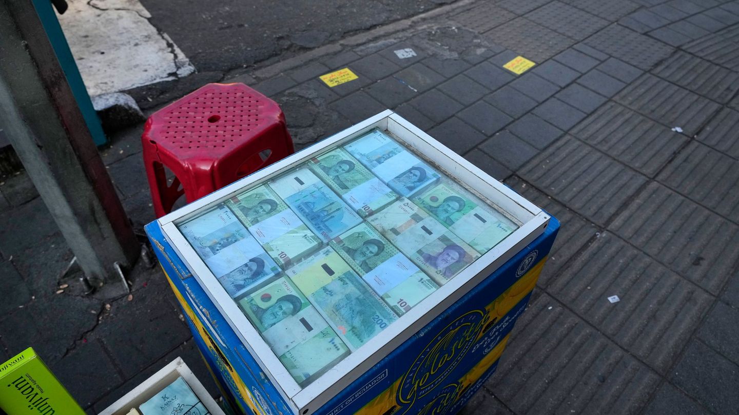 Die nahezu hundertprozentige Inflation im Iran hat die Preise für fast alle Waren verdoppelt. (Archivbild) Foto: Vahid Salemi/AP