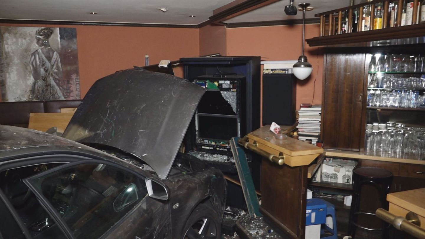 Das Auto kam direkt vor dem Tresen zum Stehen. Foto: -/Nord-West-Media TV /dpa