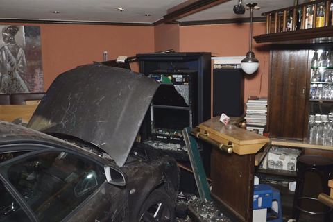 Das Auto kam direkt vor dem Tresen zum Stehen. Foto: -/Nord-West-Media TV /dpa