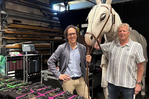Ohne Schimmel kein „Schimmelreiter“: Musicalproduzent Scholz (l.) zeigt Storms Ur-Urenkel Helmuth Rieger die Pferdepuppe, in die