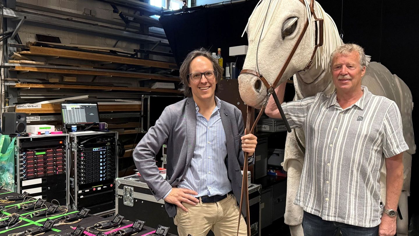 Ohne Schimmel kein „Schimmelreiter“: Musicalproduzent Scholz (l.) zeigt Storms Ur-Urenkel Helmuth Rieger die Pferdepuppe, in die