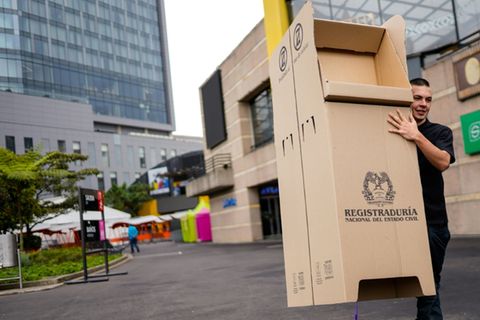 Wahlhelfer mit Wahlurne in Bogotá