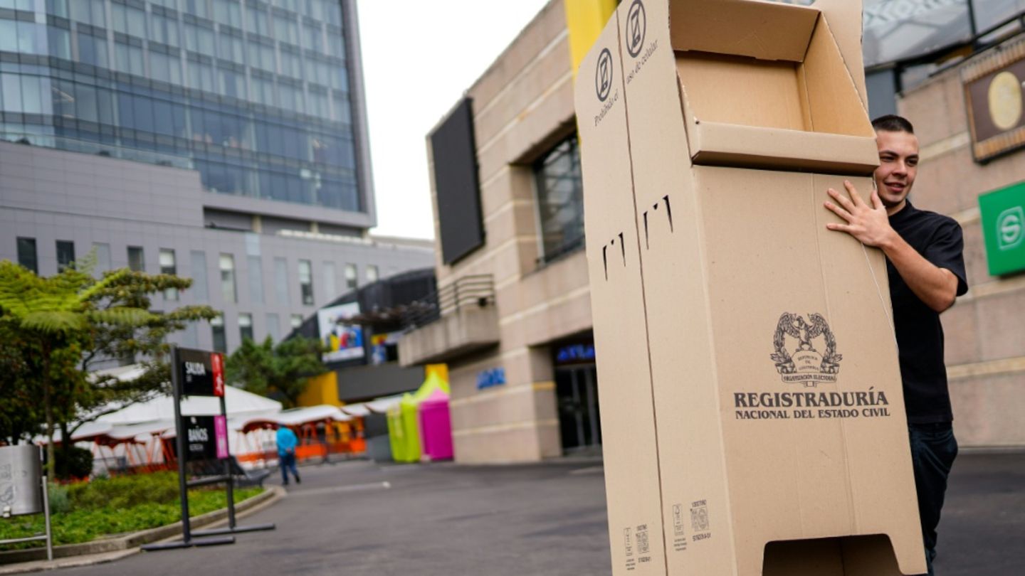 Wahlhelfer mit Wahlurne in Bogotá