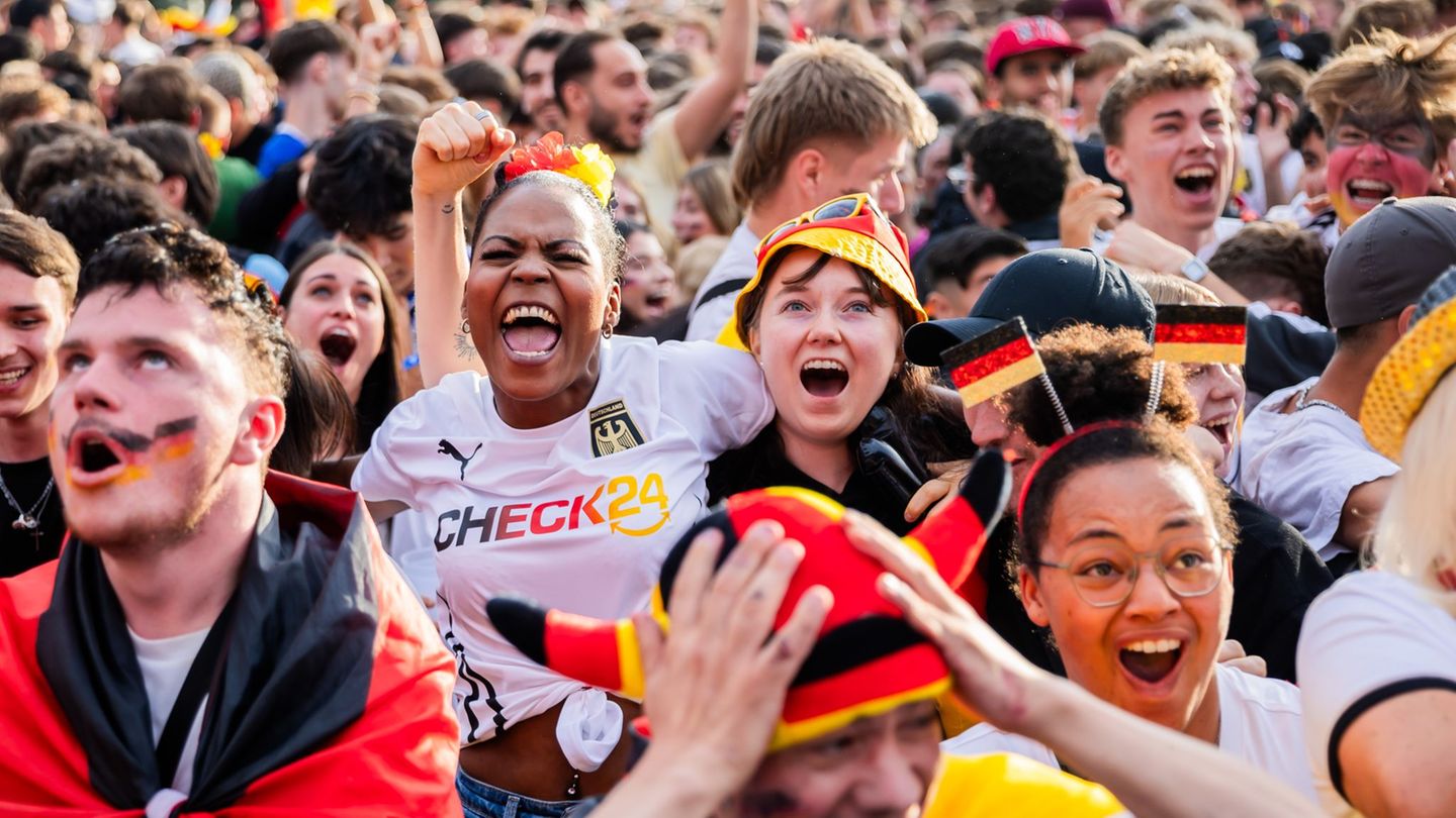 Das Check24-Shirt war 2024 auf vielen Fanmeilen zu sehen - wie hier in Berlin. (Archivbild) Foto: Christoph Soeder/dpa
