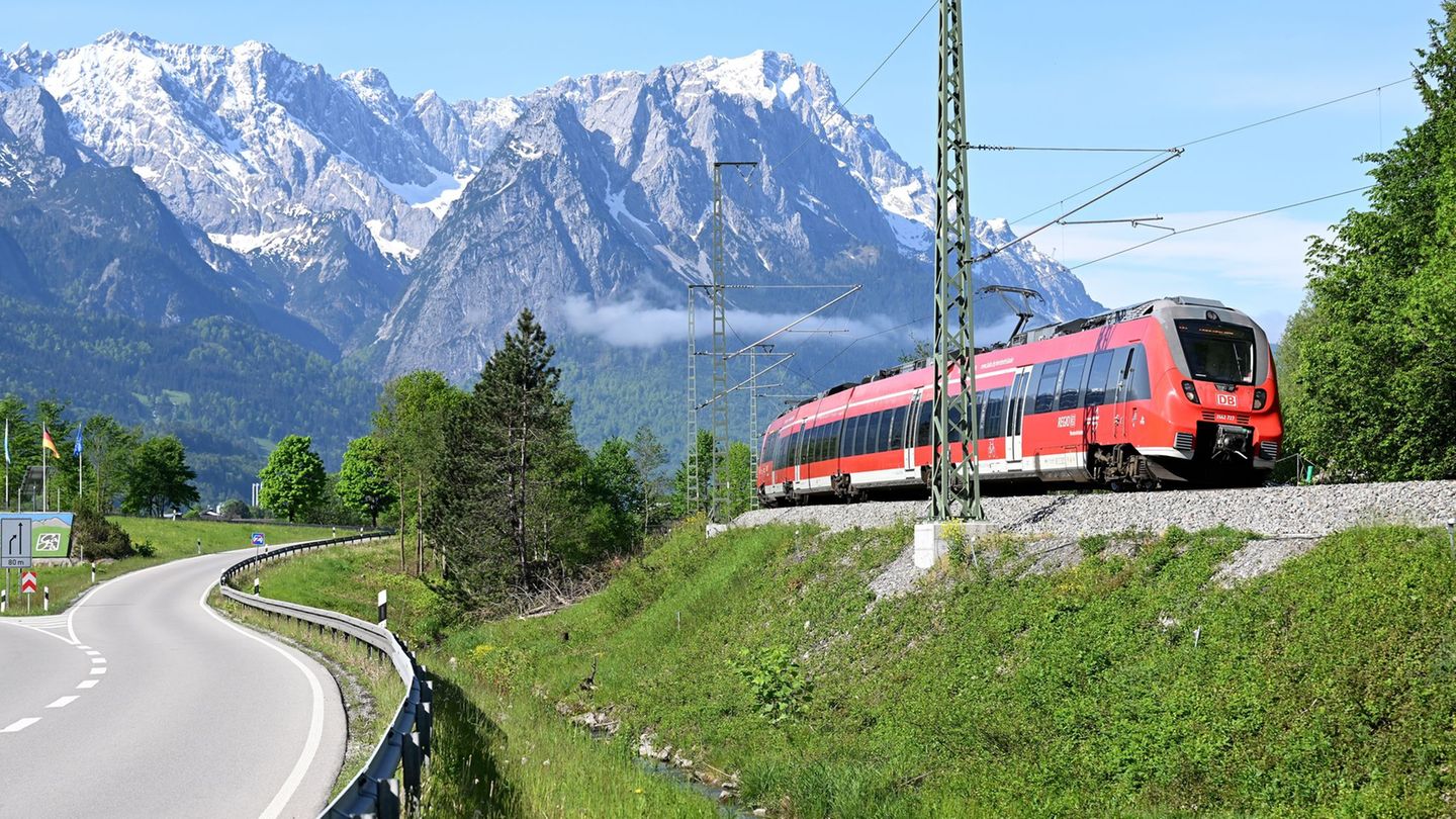 Die Züge der Werdenfelsbahn bleiben im Juni zeitweise im Depot. (Symbolbild) Foto: Angelika Warmuth/dpa