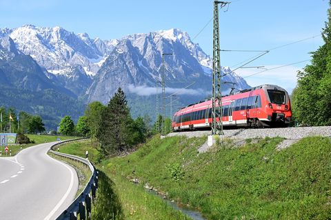 Die Züge der Werdenfelsbahn bleiben im Juni zeitweise im Depot. (Symbolbild) Foto: Angelika Warmuth/dpa