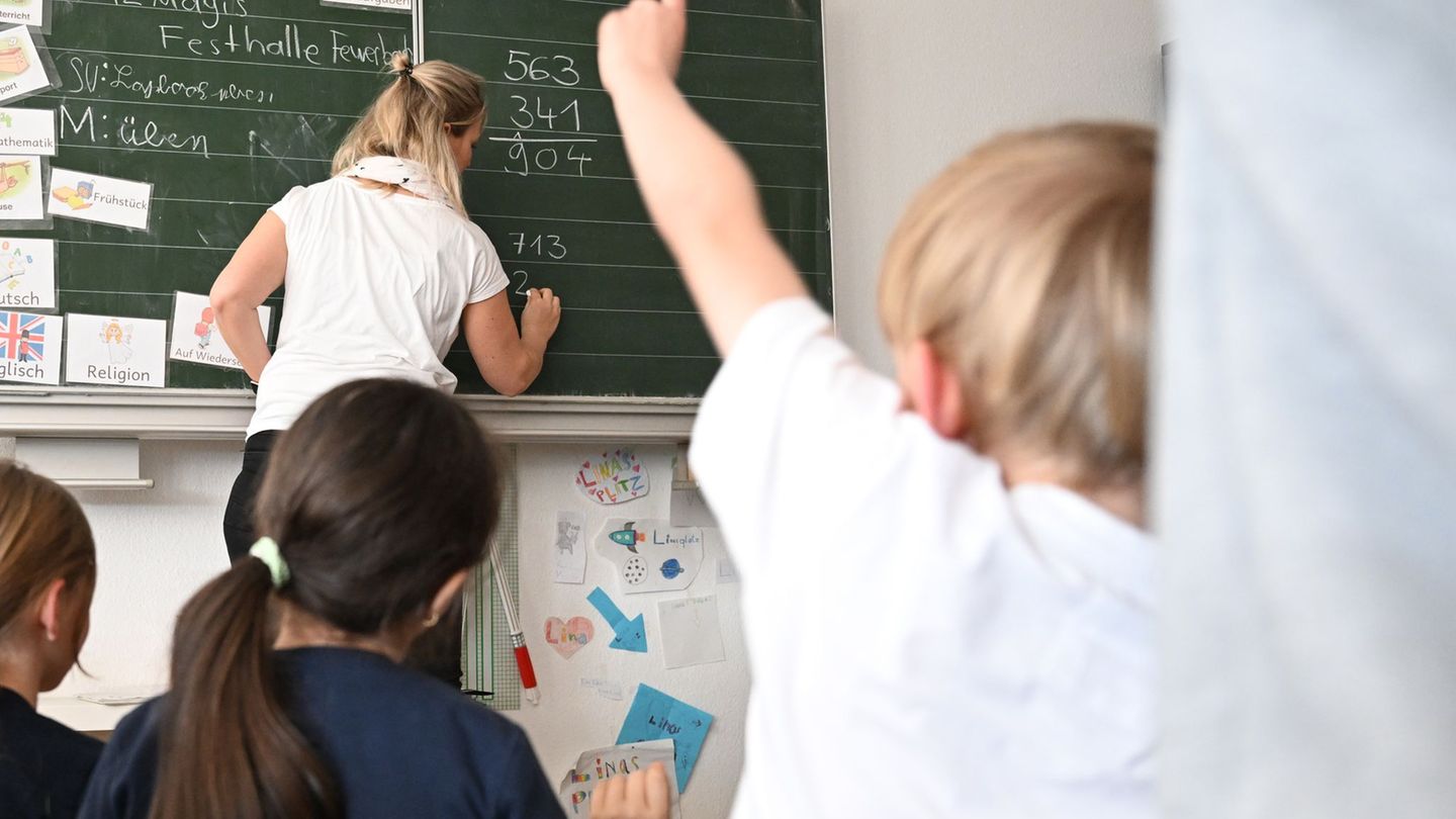 Für Grundschulkinder sehen Wissenschaftler erhebliche Risiken bei der Nutzung sozialer Medien. (Archivbild) Foto: Bernd Weißbrod