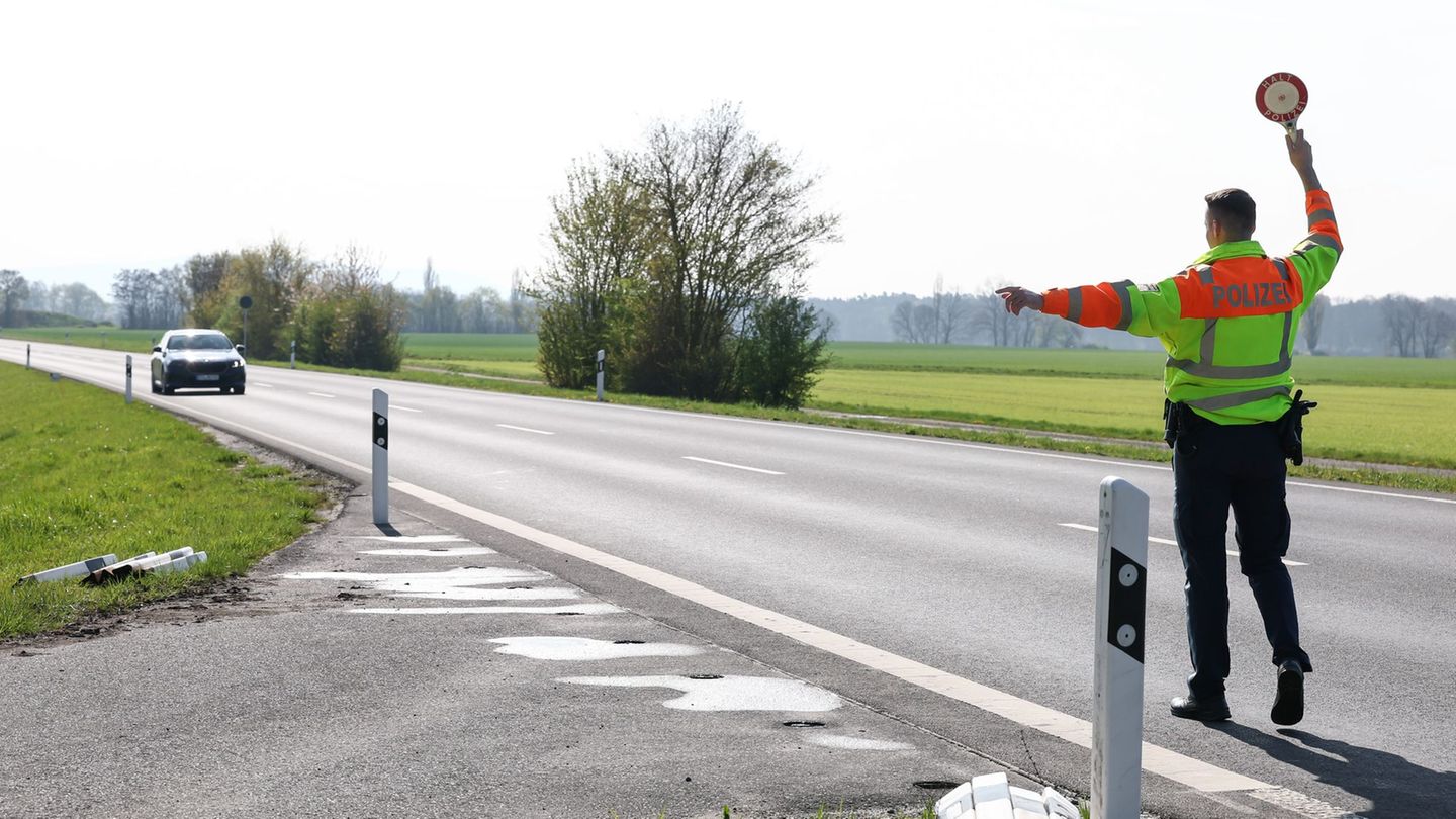 Bayernweit will die Polizei im Juni verstärkt auf Landstraßen kontrollieren. (Symbolbild) Foto: Daniel Löb/dpa