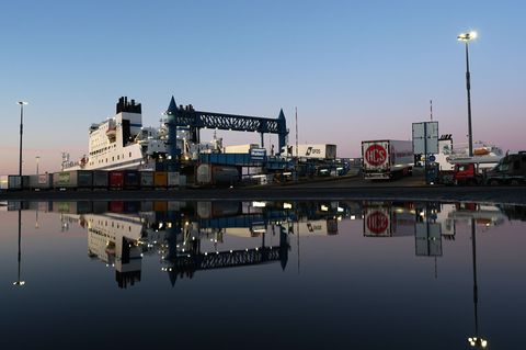 Vom Hafen in Lübeck-Travemünde fahren Schiffe in zahlreiche Ostseestädte. Foto: Marcus Brandt/dpa