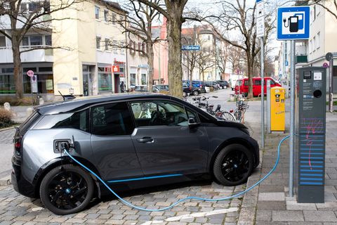 In Rheinland-Pfalz wurden mehr E-Autos neuzugelassen. (Symbolbild) Foto: Sven Hoppe/dpa
