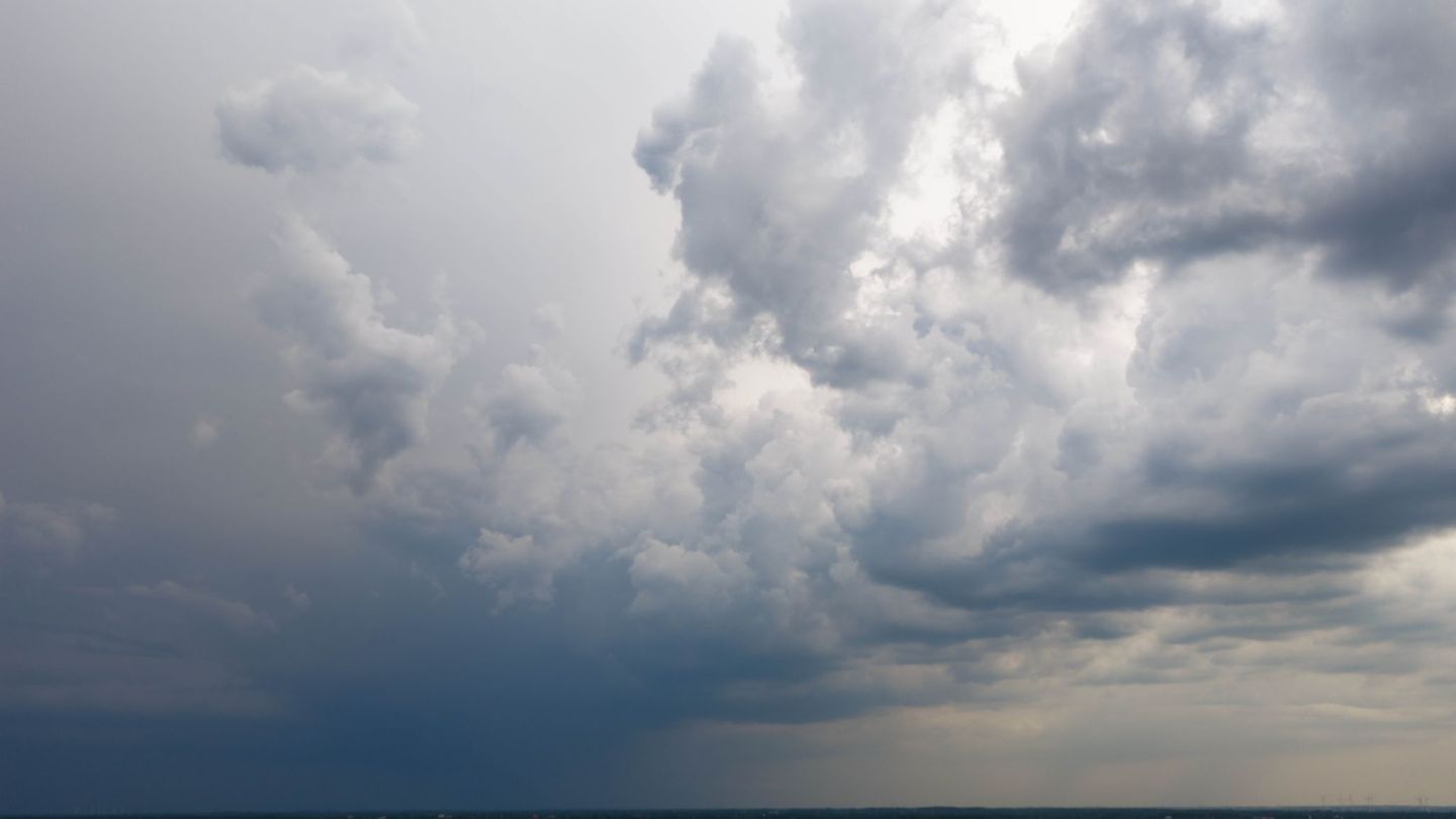 Landesweit könnten Gewitter möglich sein, warnt der Deutsche Wetterdienst. (Archivbild) Foto: Sina Schuldt/dpa